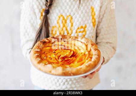 Une fille tenant un gâteau de pomme Banque D'Images