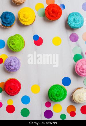 Plat de cupcakes coloré avec cercles vifs Banque D'Images