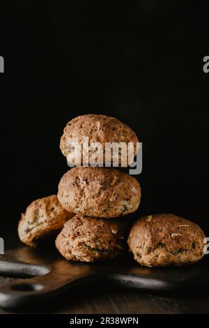 Petits pains sans gluten avec graines de lin, graines de tournesol et graines de chia Banque D'Images