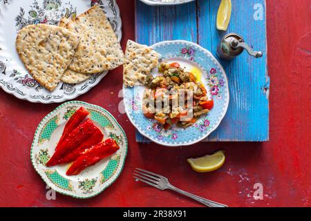 Trempette du Moyen-Orient faite d'aubergines grillées, de tomates, de piments, d'ail, d'échalotes, persil, huile d'olive, jus de citron, cumin, sel et poivre Banque D'Images