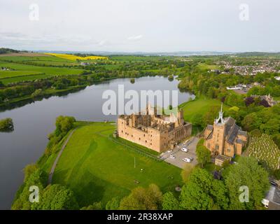 Vue aérienne du palais de Linlithgow et de la rue Eglise paroissiale de Michael , Linlithgow, Lothian occidental, Écosse Banque D'Images