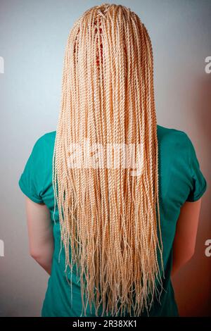 Les pigeons torsadés sénégalais, serpentent à travers la tresse, beaucoup de tresses africaines, les cheveux sont enlevés dans les cheveux, la texture de la brassière Banque D'Images