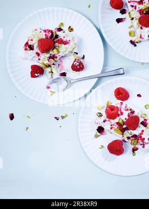 Semifreddo avec pistaches et framboises Banque D'Images
