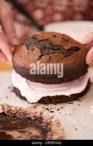 Décoration et finition du gâteau au chocolat Banque D'Images