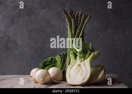 Légumes radis blanc, asperges vertes, fenouil sur table Banque D'Images