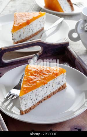 Gâteau au fromage aux graines de pavot et glaçage aux fruits Banque D'Images