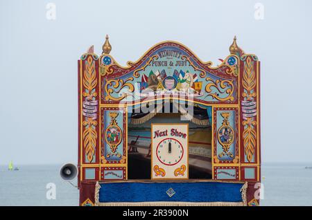 Stand de spectacle traditionnel Punch and Judy sur la plage Banque D'Images