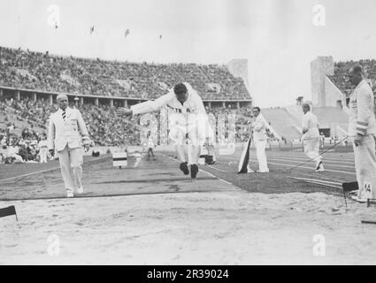 Jeux olympiques de Berlin 1936. Les Jeux Olympiques d'été 1936 (en allemand : Olympiche Sommerspiele 1936), officiellement connus sous le nom de Jeux de la XI e Olympiade (en allemand : Spiele der XI Olympiade), connue sous le nom de Berlin 1936, était un événement multisport international qui s'est tenu du 1 au 16 août 1936 à Berlin, en Allemagne. Photo Metcalfe de l'Australie en compétition en tripe à l'Olympiastadion à Berlin. Banque D'Images