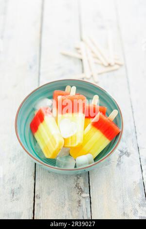 Crèmes glacées au melon tricolores sur bâtonnets (végétaliens) Banque D'Images