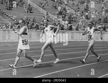 Jeux olympiques de Berlin 1936. Les Jeux Olympiques d'été 1936 (en allemand : Olympiche Sommerspiele 1936), officiellement connus sous le nom de Jeux de la XI e Olympiade (en allemand : Spiele der XI Olympiade), connue sous le nom de Berlin 1936, était un événement multisport international qui s'est tenu du 1 au 16 août 1936 à Berlin, en Allemagne. Photo de segerström, raton laveur suédois, en deuxième place, à la poursuite de Prehn, suivi de Storck à l'Olympiastadion de Berling. Banque D'Images