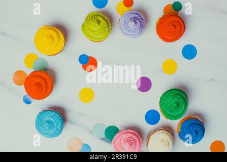 Plat de cupcakes coloré avec cercles vifs Banque D'Images