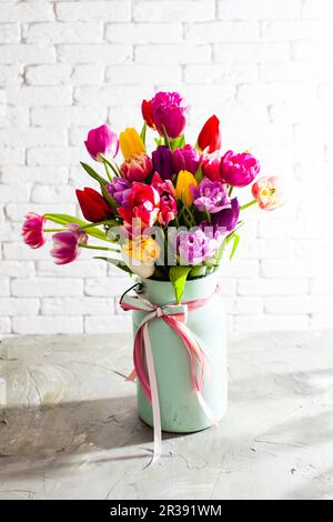 Vase en métal avec de belles tulipes en fleur Banque D'Images