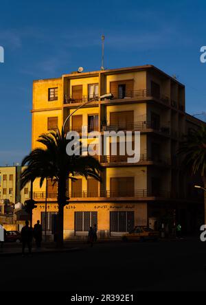 Ancien bâtiment colonial italien au coucher du soleil, région centrale, Asmara, Erythrée Banque D'Images