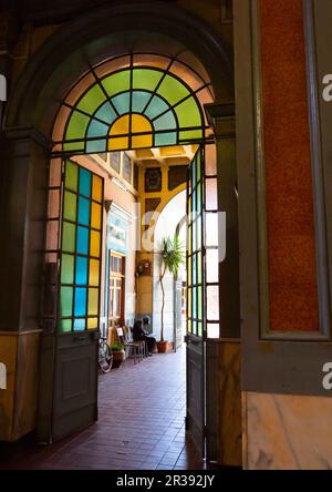 Entrée du bureau de poste central avec vitraux, région du Centre, Asmara, Érythrée Banque D'Images