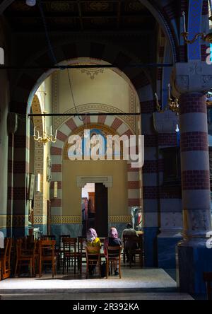 Des femmes érythréennes priant à l'intérieur de la cathédrale Saint-Joseph, région centrale, Asmara, Érythrée Banque D'Images