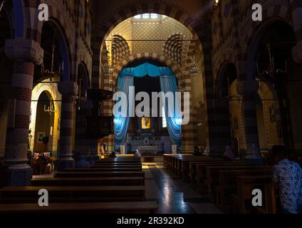Des femmes érythréennes priant à l'intérieur de la cathédrale Saint-Joseph, région centrale, Asmara, Érythrée Banque D'Images