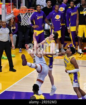 Los Angeles, États-Unis. 22nd mai 2023. Los Angeles Lakers garde Austin Reaves fouls Denver Nuggets en avant Aaron Gordon pendant la deuxième moitié du jeu 4 de la finale de la Conférence de l'Ouest à l'arène Crypto.com à Los Angeles lundi, 22 mai 2023. Photo de Jim Ruymen/UPI crédit: UPI/Alay Live News Banque D'Images