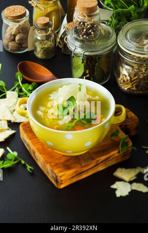 Soupe fraîche aux petits pois avec craquelins et herbes Banque D'Images