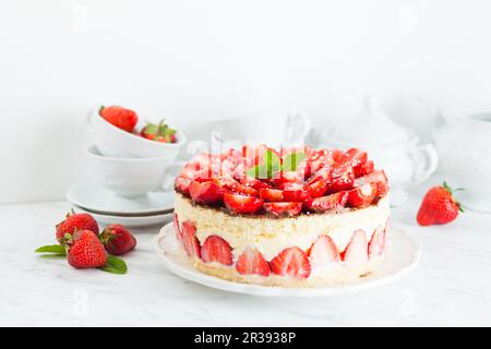 Gâteau aux fraises Fraisier sur la plaque blanche et les tasses Banque D'Images