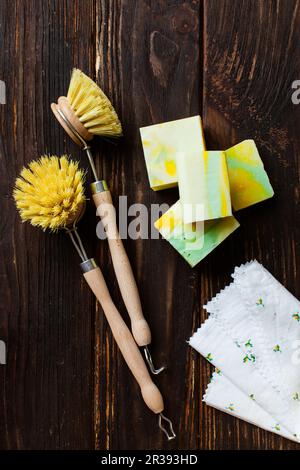 Brosse à vaisselle en bois et savon biologique fait maison Banque D'Images