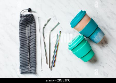 Ensemble de pailles à boire en métal et tasses à café en bambou Banque D'Images