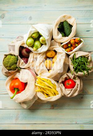 Légumes frais dans des sacs de coton écologique sur la table Banque D'Images