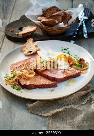 Pain de viande de bœuf et de porc avec un œuf frit et des oignons frits Banque D'Images