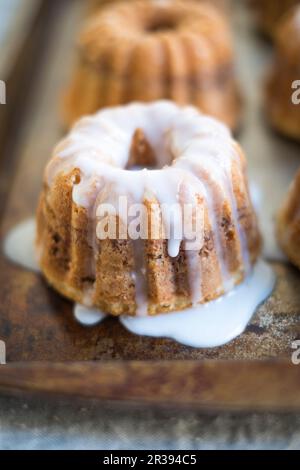 Deux gâteaux de café aux amandes et au glaçage Banque D'Images