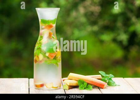 Limonade à la rhubarbe et à la menthe dans un pot en verre Banque D'Images