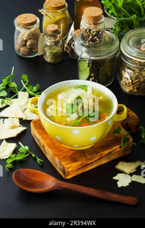 Soupe fraîche aux petits pois avec craquelins et herbes Banque D'Images