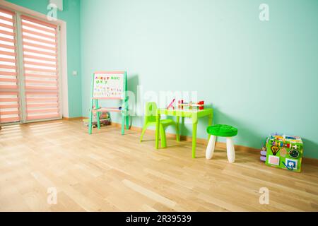 Coin éducation dans le jardin d'enfants avec table et tableau Banque D'Images