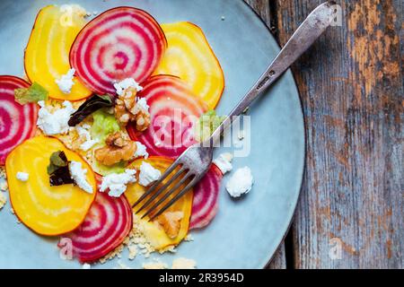 Salade de betteraves avec noix et fromage feta Banque D'Images