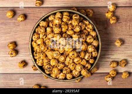 Pois chiches rôtis. Pois chiches rôtis dans un bol. Superfood concept de la nourriture végétarienne. des collations saines. Vue de dessus Banque D'Images