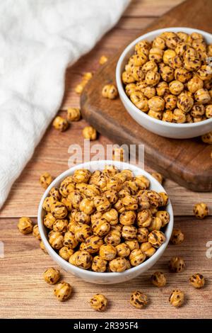 Pois chiches rôtis. Pois chiches rôtis dans un bol en céramique. Superfood concept de la nourriture végétarienne. des collations saines. Banque D'Images