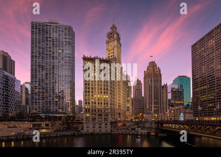 Vue sur le centre-ville de Chicago sur la rivière. Banque D'Images