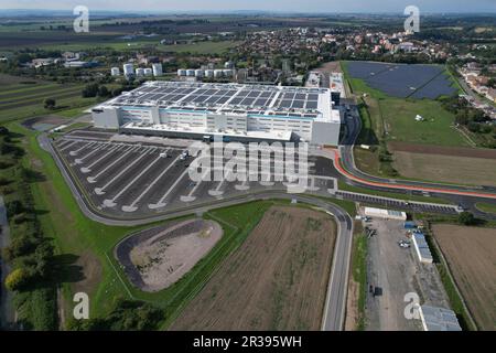 Vue aérienne du centre de distribution, photo drone de la zone logistique industrielle, nouveau centre logistique super moderne plein de technologie moderne et robotique Banque D'Images