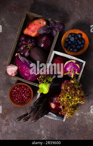 Collection d'aliments sains dans des bols et des boîtes en bois Banque D'Images