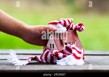 Chaud dans la maison, petit jouet dans le foulard Banque D'Images