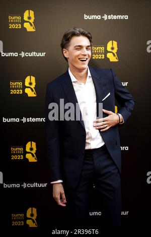 AMSTERDAM - Antoon sur le tapis rouge, avant la présentation des Buma Awards à Tuschinski. Les prix sont remis aux compositeurs, aux paroliers et à leurs éditeurs de musique dans diverses catégories. ANP RAMON VAN FLYMEN pays-bas sortie - belgique sortie Banque D'Images