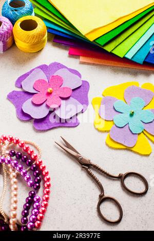 Comment faire des fleurs en feutre - bricolage pour enfants Banque D'Images
