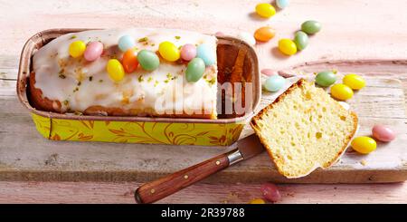 Un petit gâteau de pain à l'abricot avec des œufs de sucre pour Pâques Banque D'Images