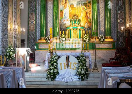 intérieur festif dans l'église pour la première communion. Banque D'Images