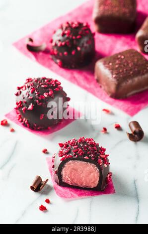 Pralines aux framboises et au chocolat Banque D'Images