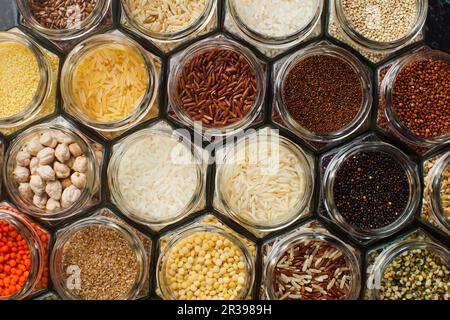 Motif de fond alimentaire - grains et céréales en pots Banque D'Images