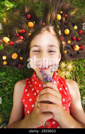 Création d'été avec portrait des fruits et des baies d'été Banque D'Images