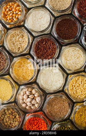 Motif de fond alimentaire - grains et céréales en pots Banque D'Images