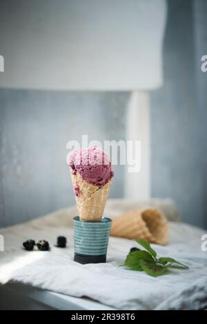 Crème glacée vegan blackberry dans un cône Banque D'Images