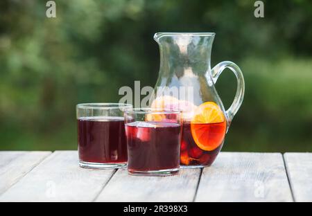 Sangria rafraîchissante ou d'un poinçon avec fruits à pincher Banque D'Images