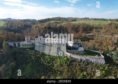 Cesky Sternberk, république tchèque - 16 septembre 2022 : Cesky Sternberk vue panoramique aérienne de ce vieux château médiéval bien fortifié, repu tchèque Banque D'Images