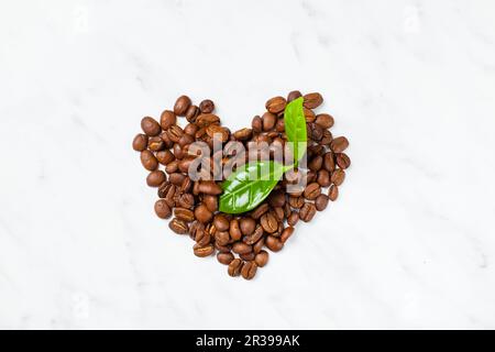 Forme de coeur à partir de la poignée au-dessus de la pile de café torréfié Banque D'Images